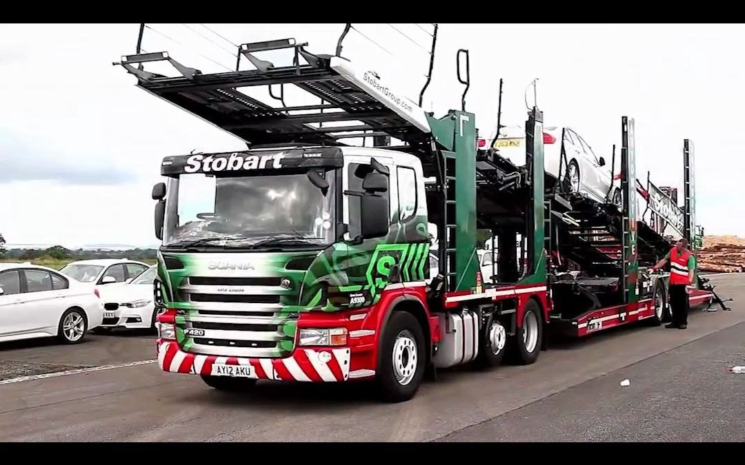 不怕掉下来吗?中置轴挂车强悍装载11辆全新宝马