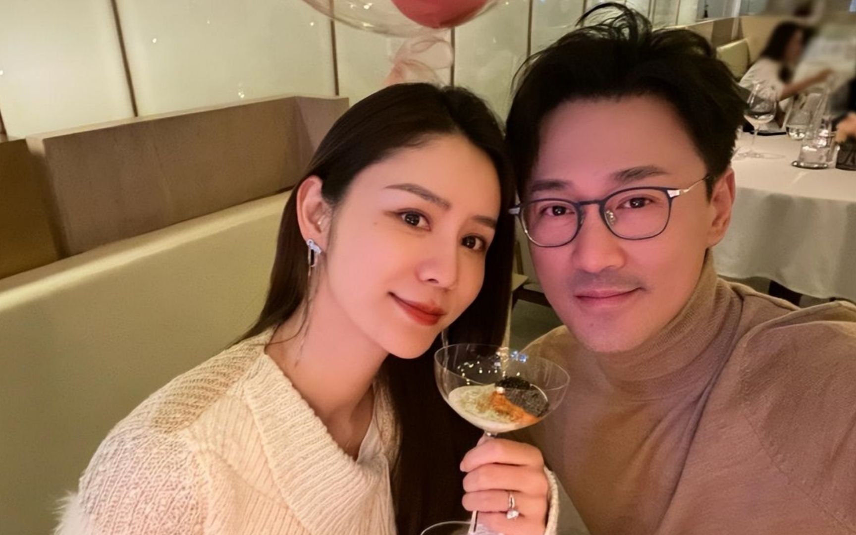 张馨月带女儿探班老公,林峯全程抱娃拎包好宠,luna颜值像妈妈