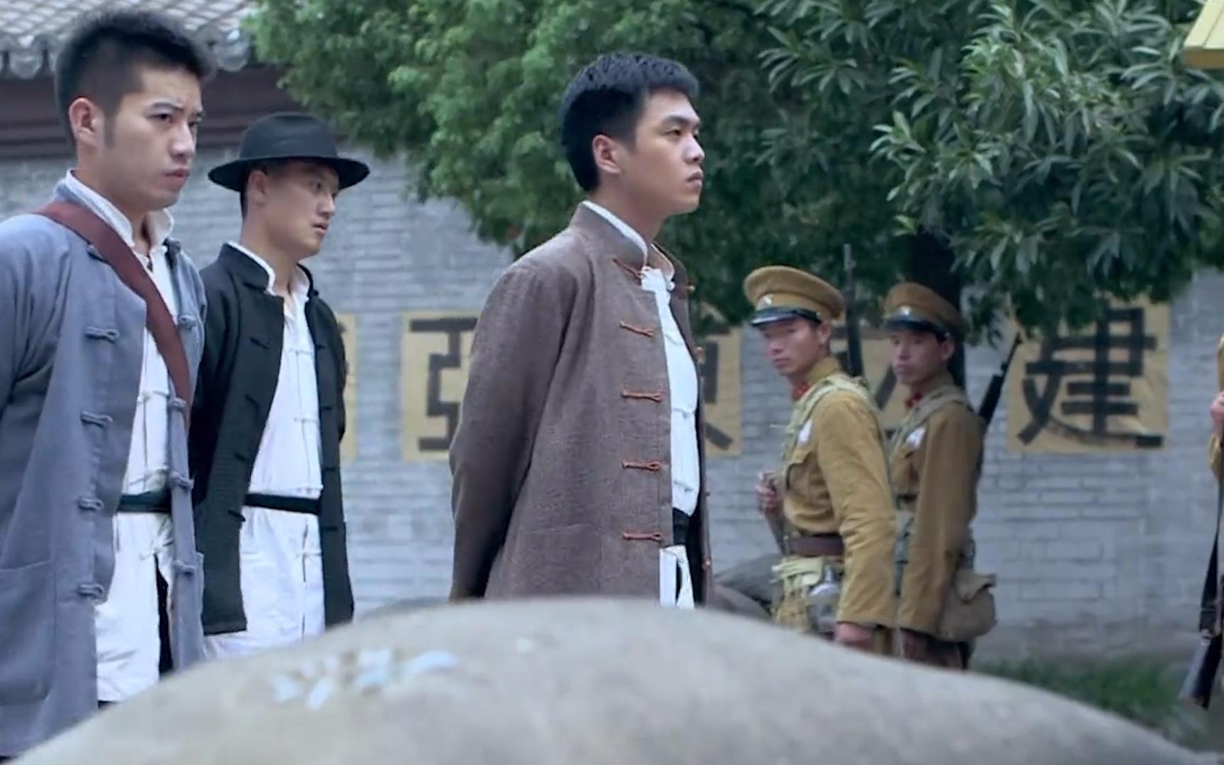 雪豹坚强岁月第14集单枪匹马四个人竟然敢打进保安团