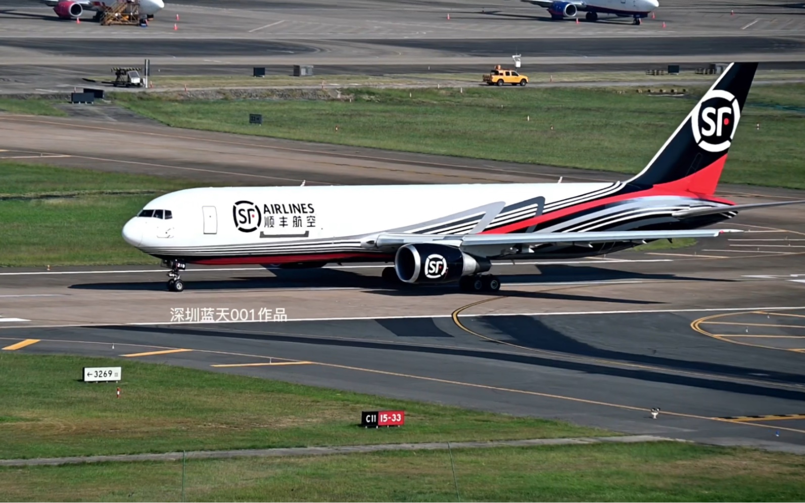 顺丰航空767转身进入主跑后立即加速起飞.