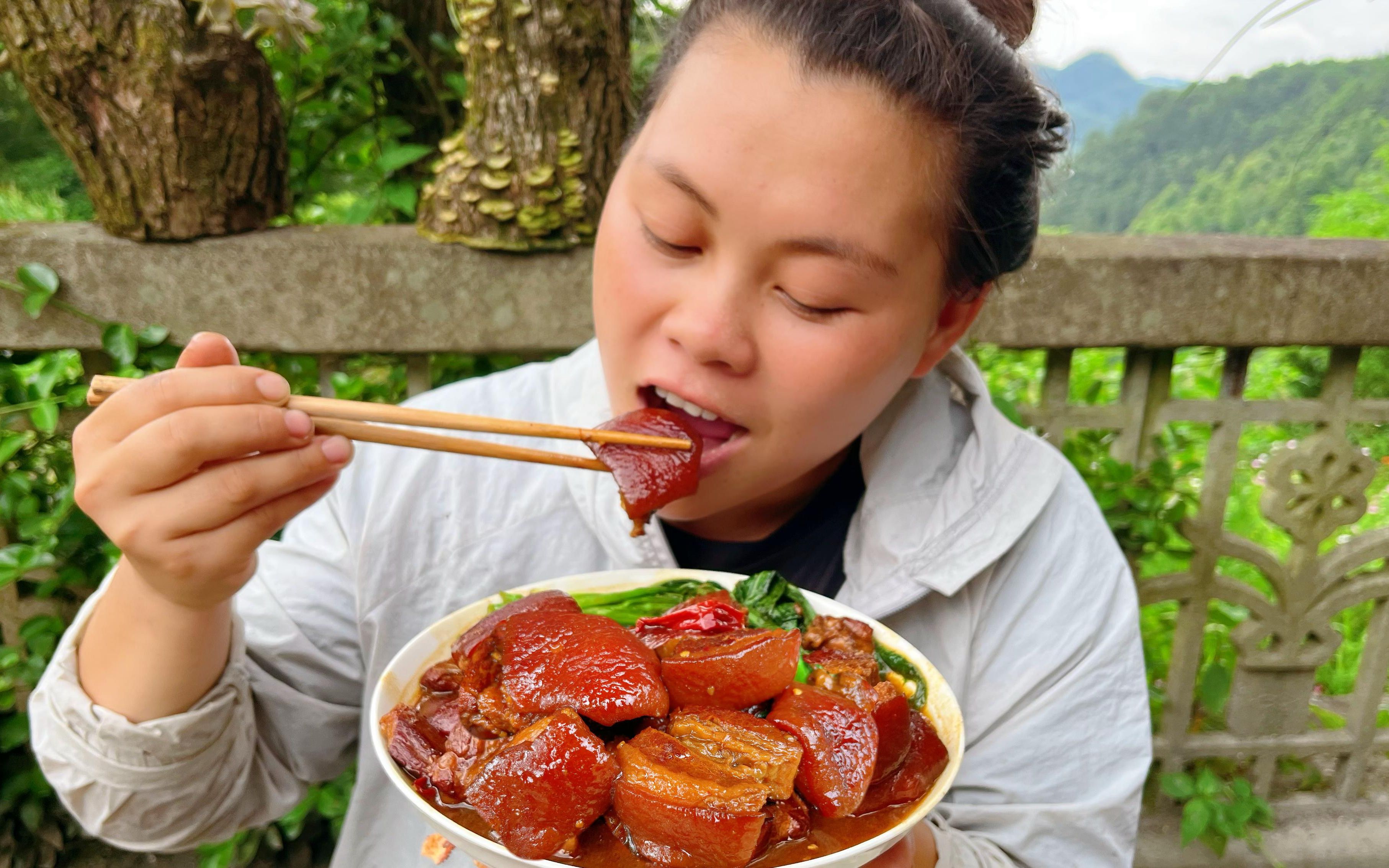 欧妹吃肉真厉害,3斤五花肉做配菜?一口接一口吃得满嘴都是油哔哩哔哩bilibili