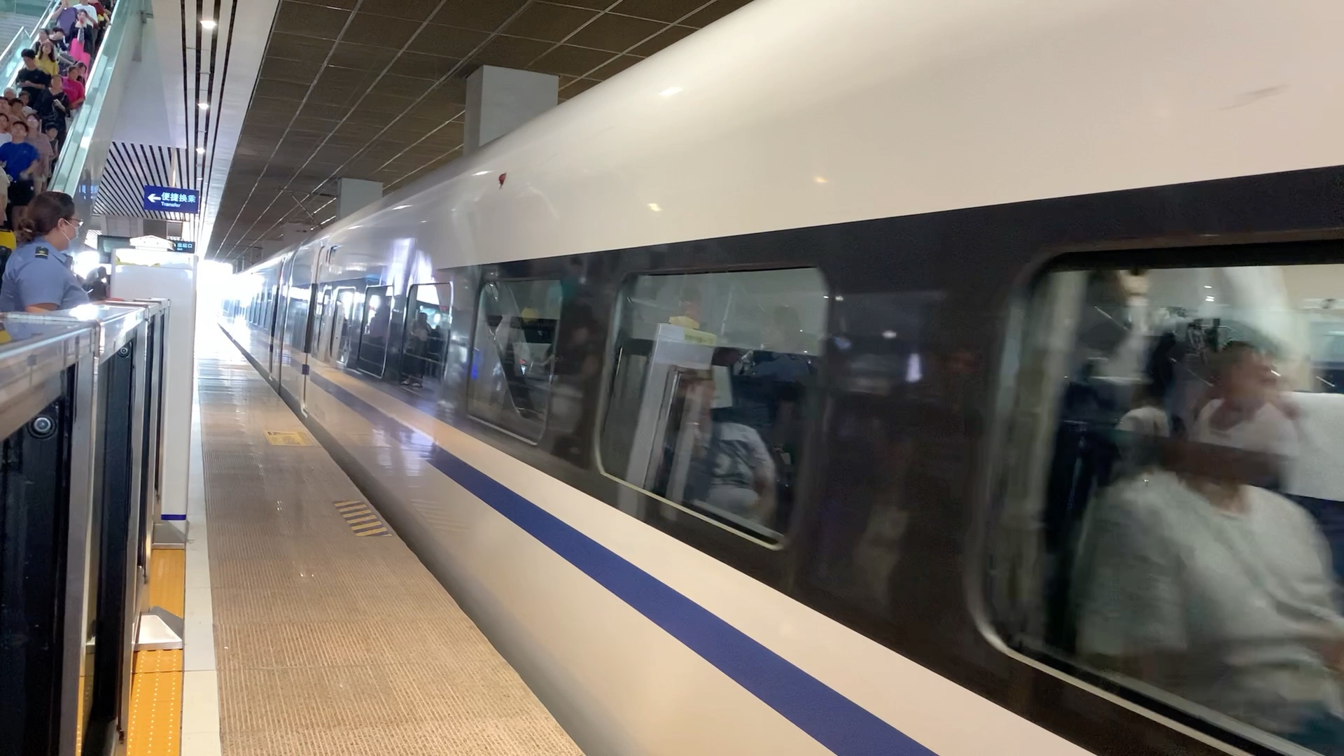 郑州东站拍摄高铁列车(20分钟内连续3趟列车同站台到发)