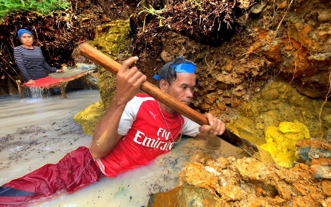 印尼另类淘金客,拿着锄子凿金山!