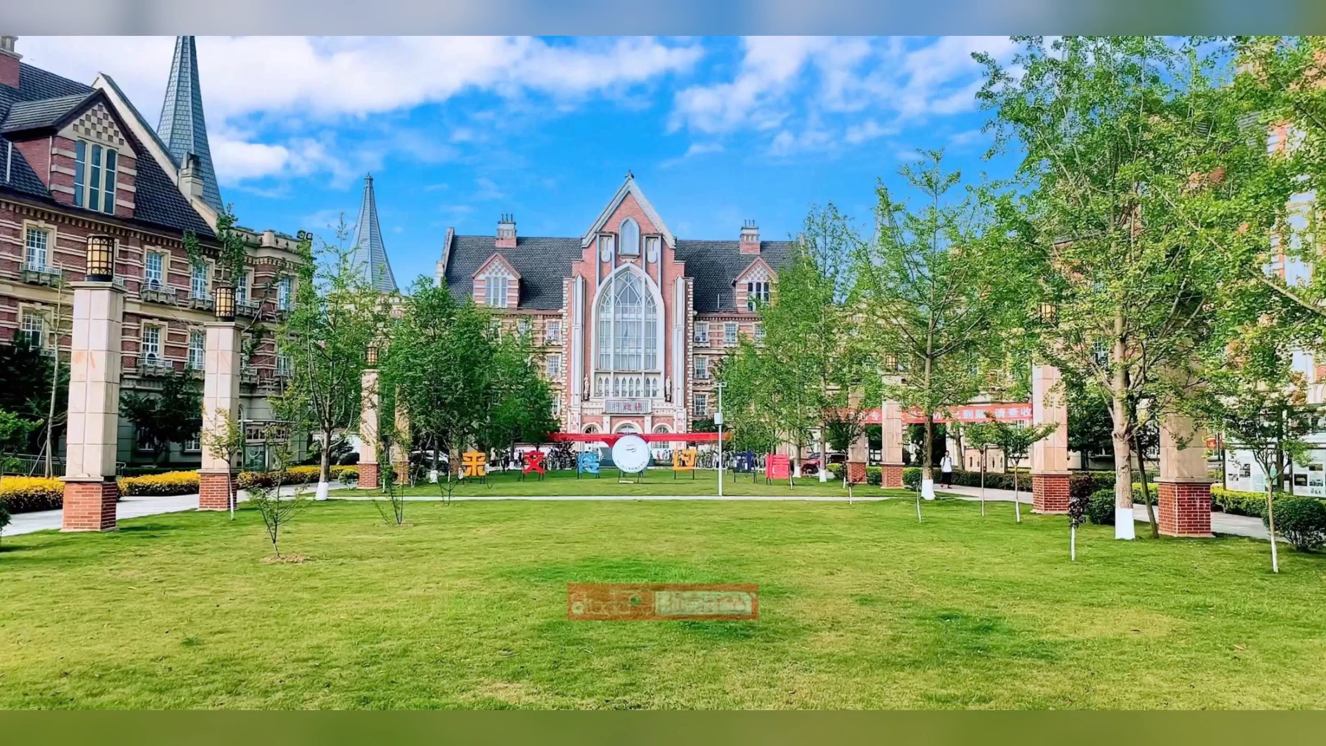 校园内绿化覆盖率高,四川文化传媒职业学院提供了一个优美的学习环境.