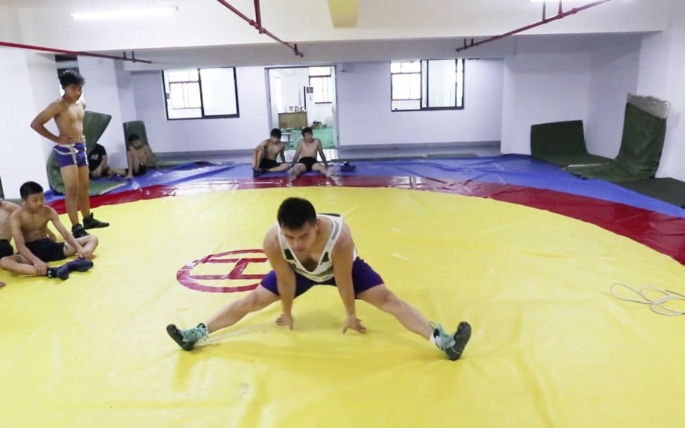 活动作品摔跤基本功之前滚翻分腿后滚翻分腿