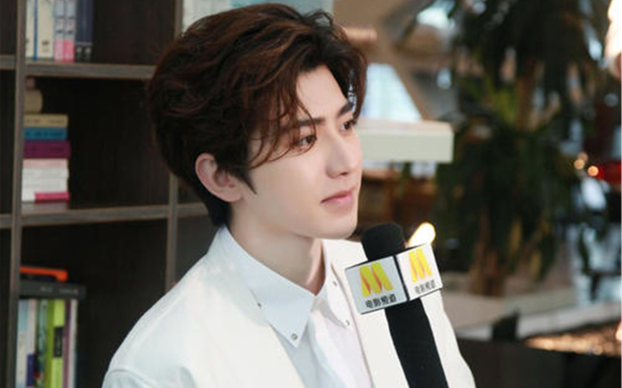 【蔡徐坤自己导演mv】 这个大男孩真的温柔还体贴,最喜欢他走路了,一