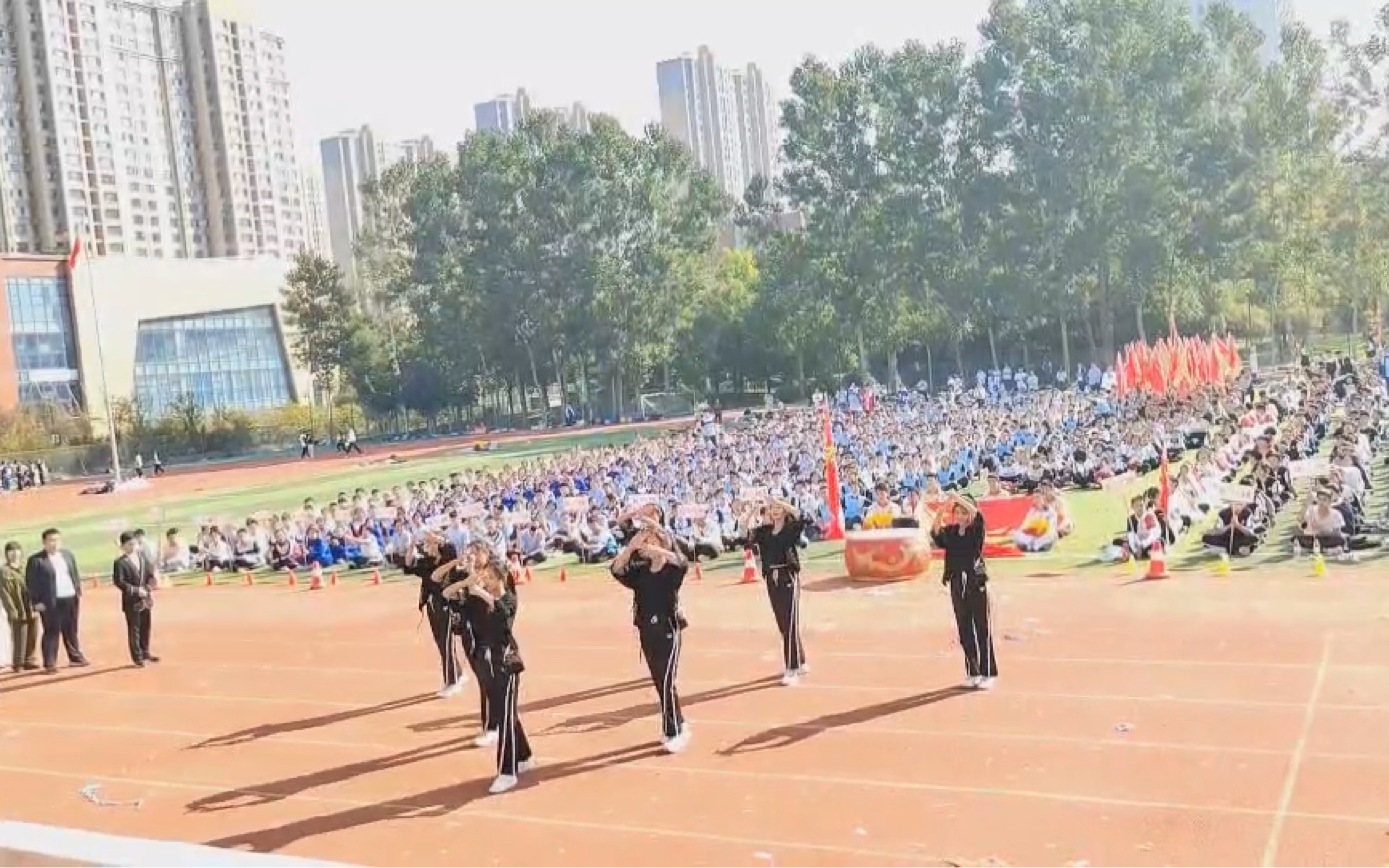 [图]时代少年团《朱雀》翻跳 |运动会开幕式| 郑州枫杨外国语学校