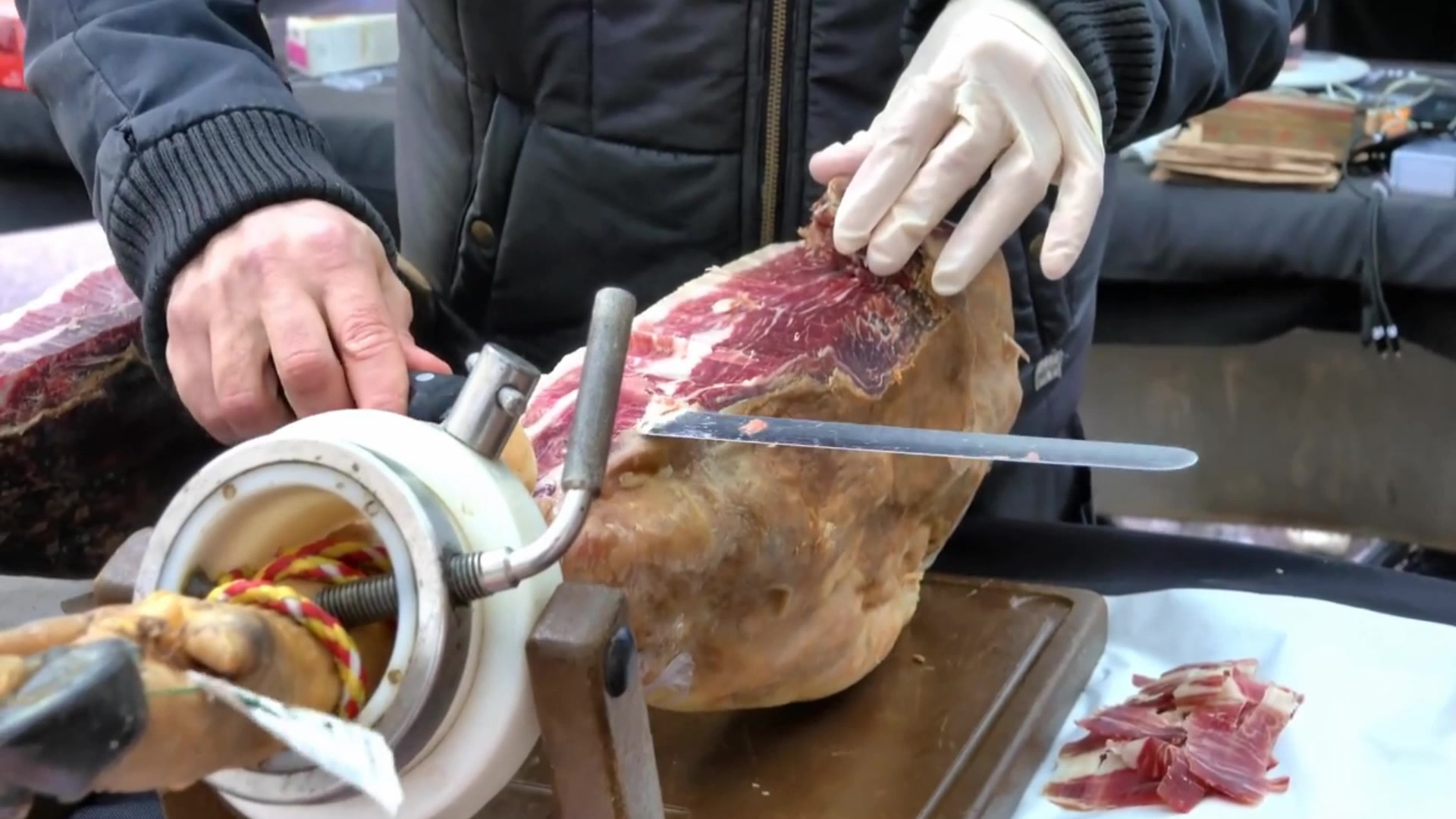 伦敦街头的特色美食店员手工切割西班牙火腿这手法看着真娴熟