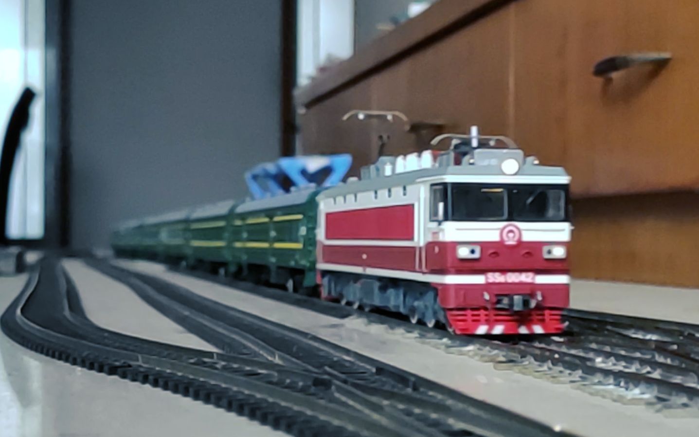【火车模型】枣红色ss6 0042牵引绿皮列车通过车站