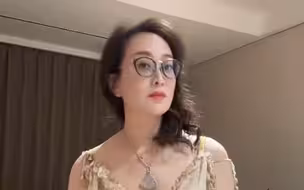 戴眼镜的岳母娘