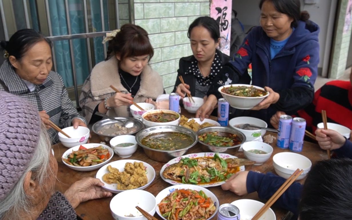 农村家里请客,用柴火灶煮饭,一大桌子菜没有素的_哔哩哔哩_bilibili