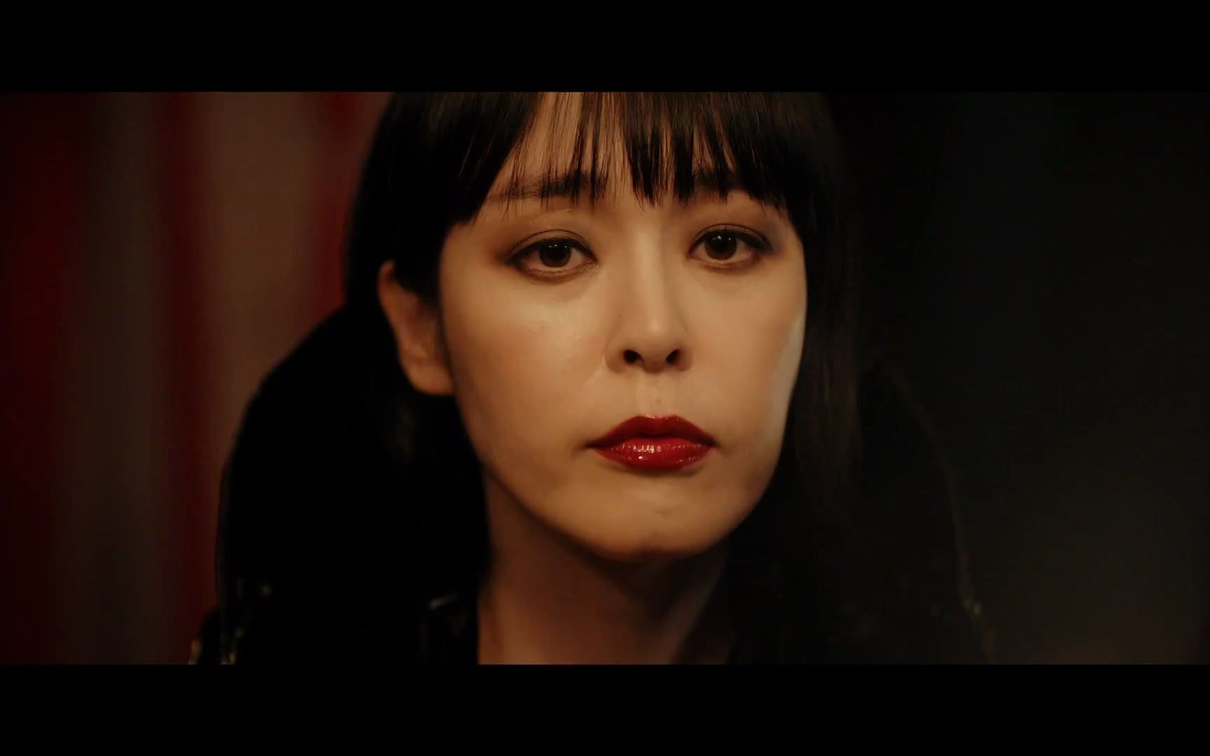 戴上面具易容成女警威胁学生