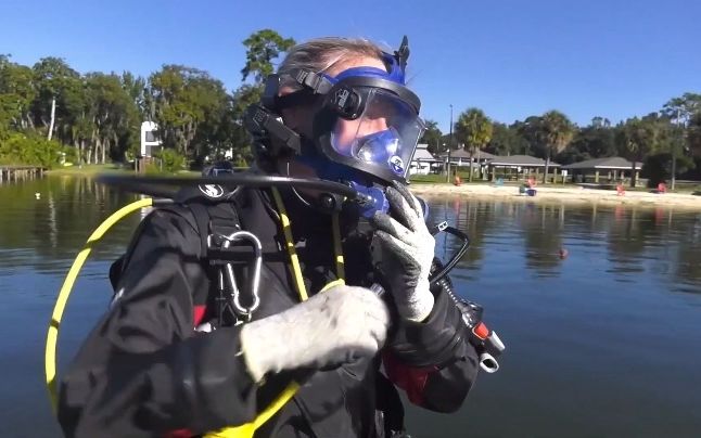 美女潜水员穿上干衣下水_哔哩哔哩_bilibili