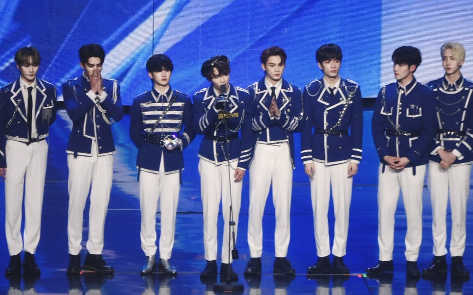 r1se星光大赏年度音乐专辑曜为名