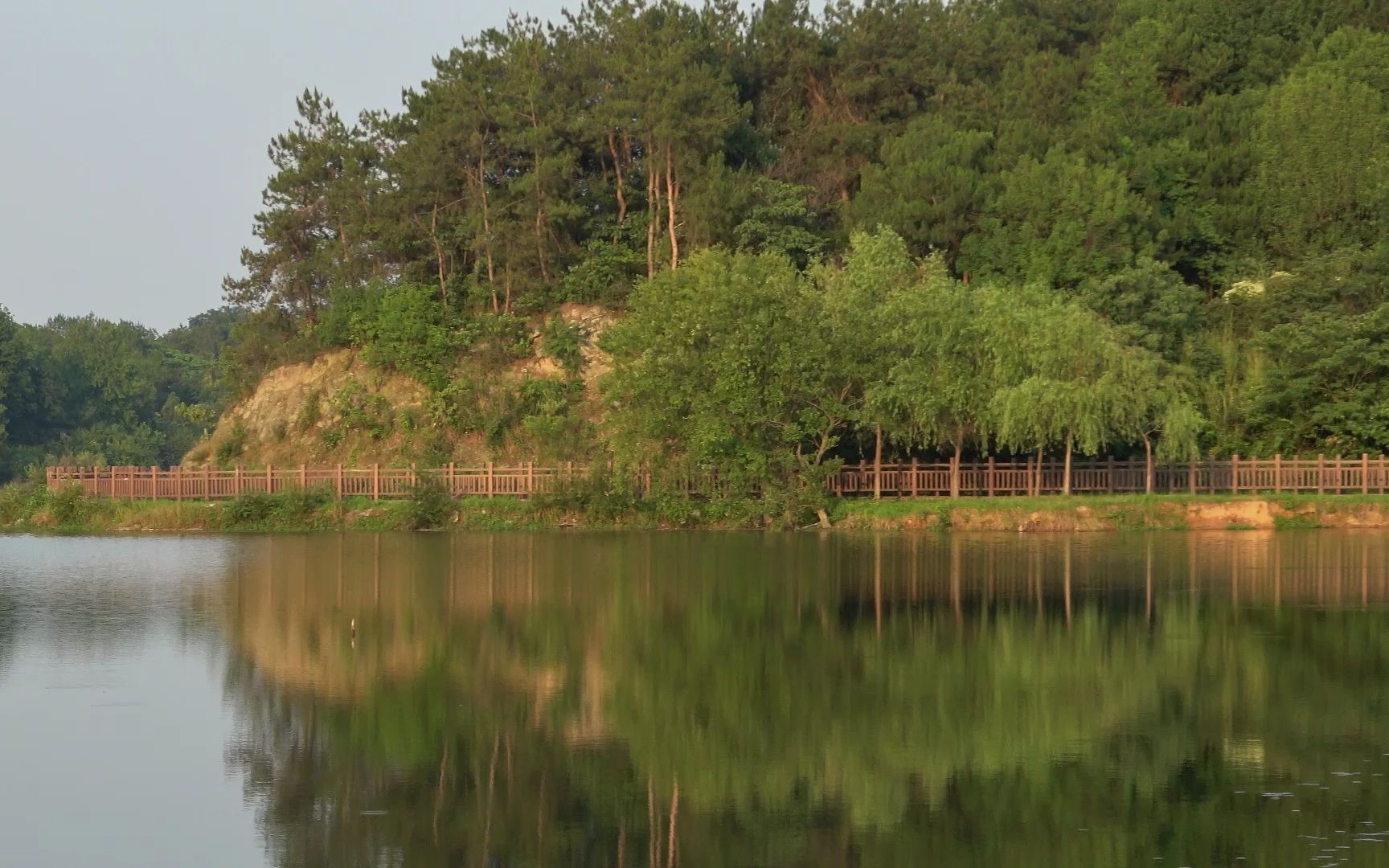 [图]夏天的傍晚，在木兰湖边吹着凉爽的风，漫步看风景