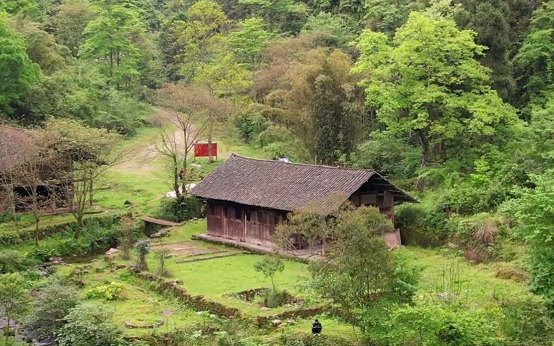 [图]再次翻山越岭来到这世外桃源般的地方，眼前一片春意盎然，这里的每一秒都让人陶醉不已，可惜如今这里人去楼空，这样的地方还会有人喜欢吗？