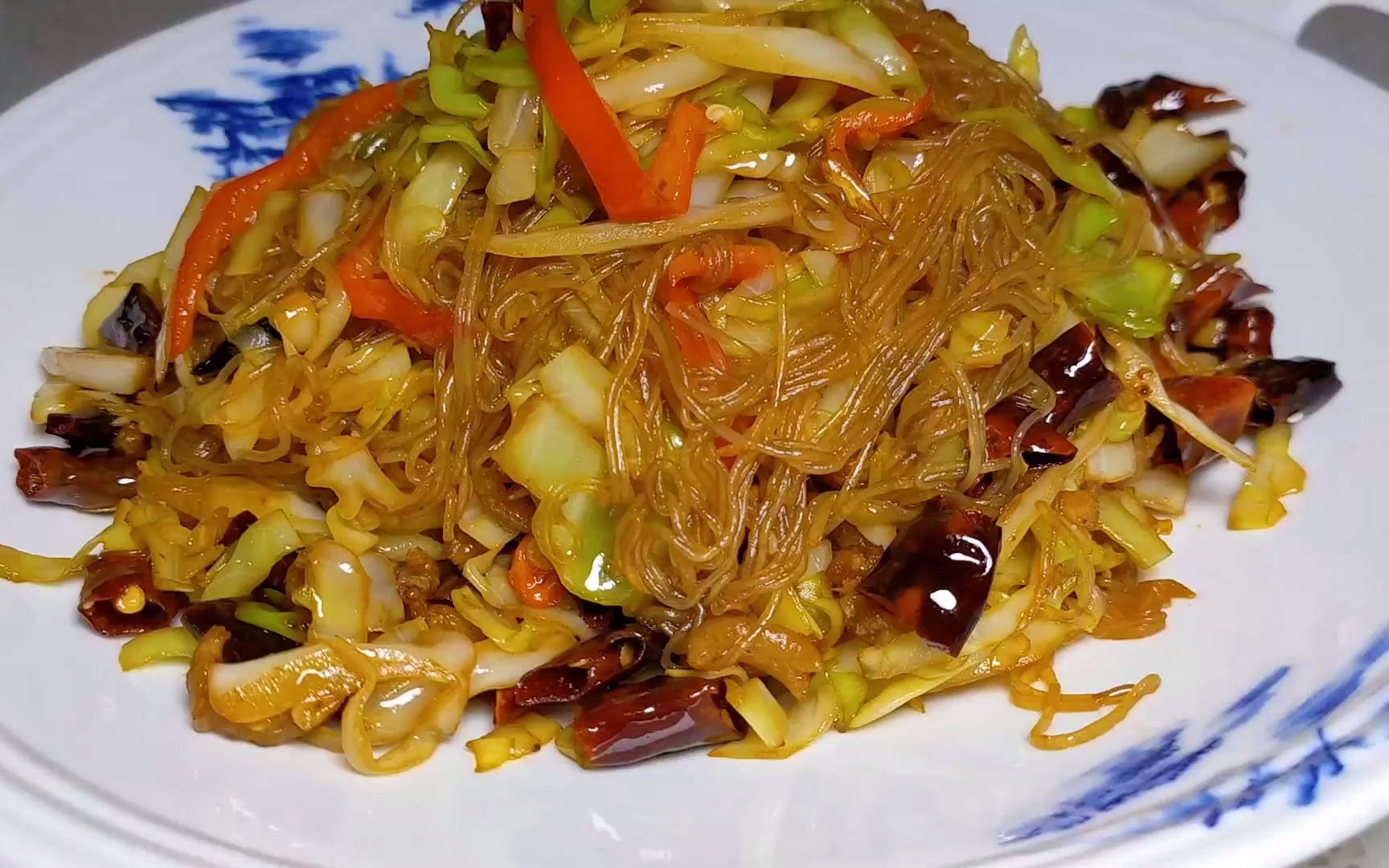 最接地气家常菜"海米粉丝炒甘蓝"满满的小技巧,快收藏起来吧!