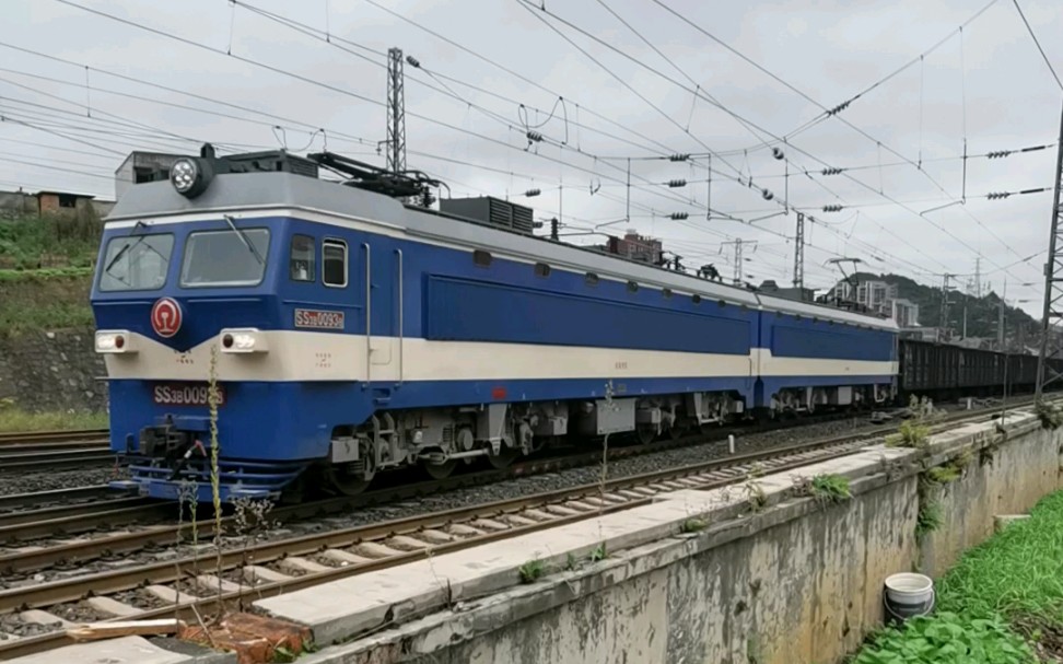 成局贵段ss3b 0093牵引货列通过龙里站