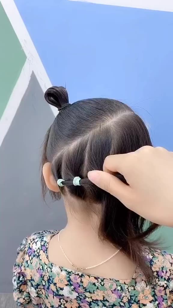 上个视频好多人问女儿的发型,教程来了～头发短碎发多必扎的一款可爱