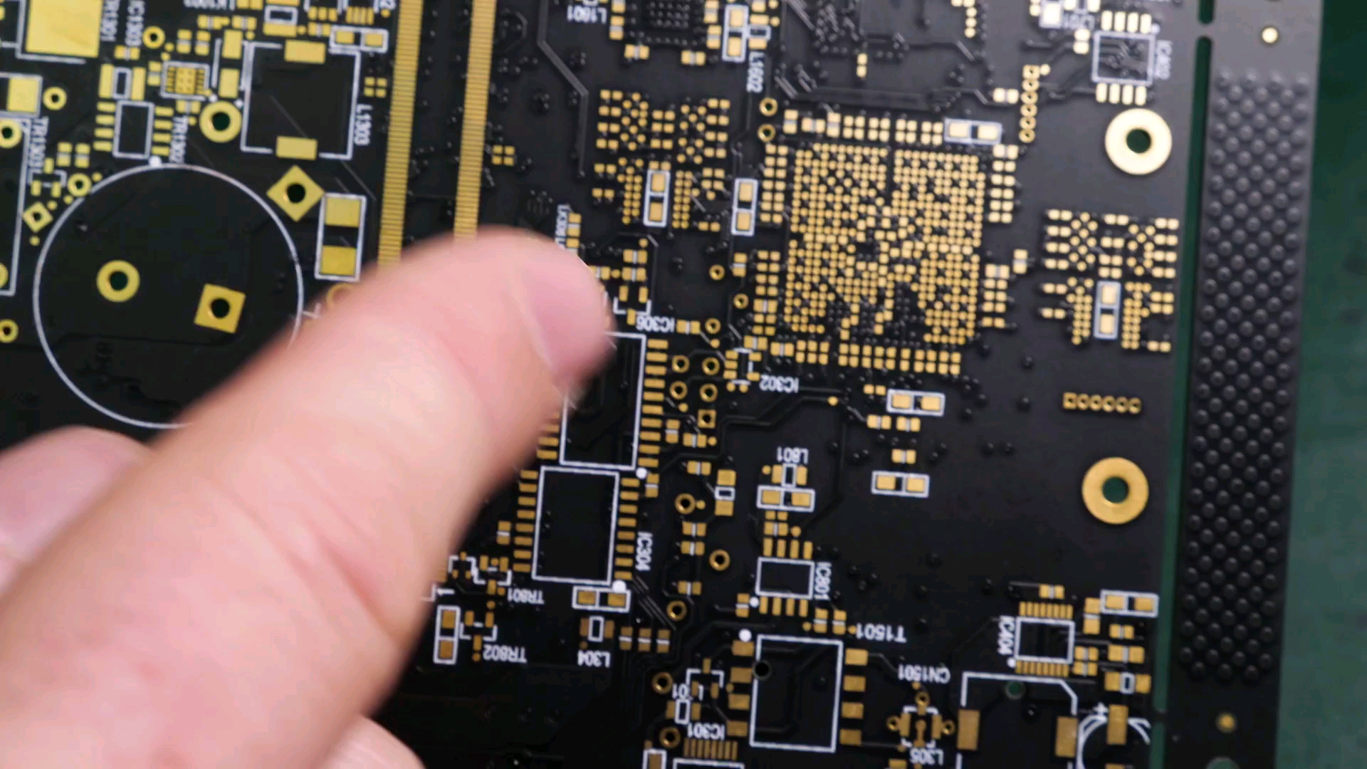 《在PCB焊接工厂在中国》在集成电路板等电子产品生产中,需要将安装有各个电子元件的印刷线路板放置在回焊炉里,通过加热,将电子元件自动焊接到...