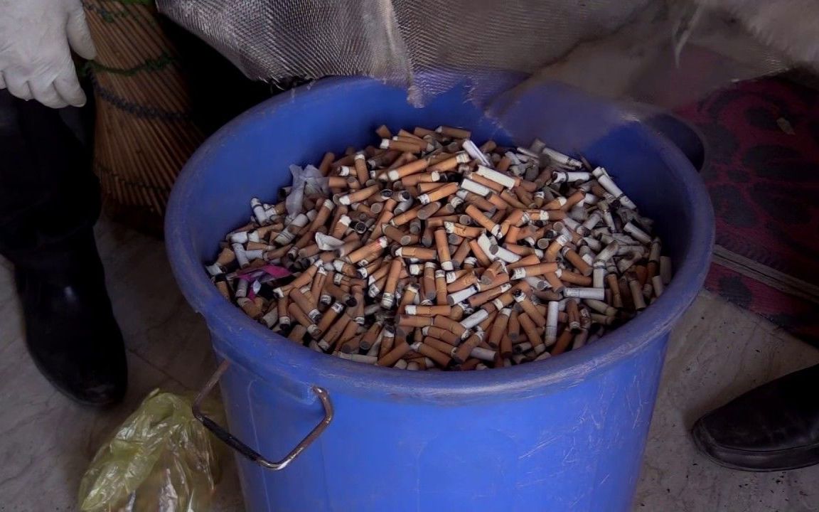 因叔叔吸烟致肺癌,男子伙同好友捡烟头,2年的时间成为人上人!