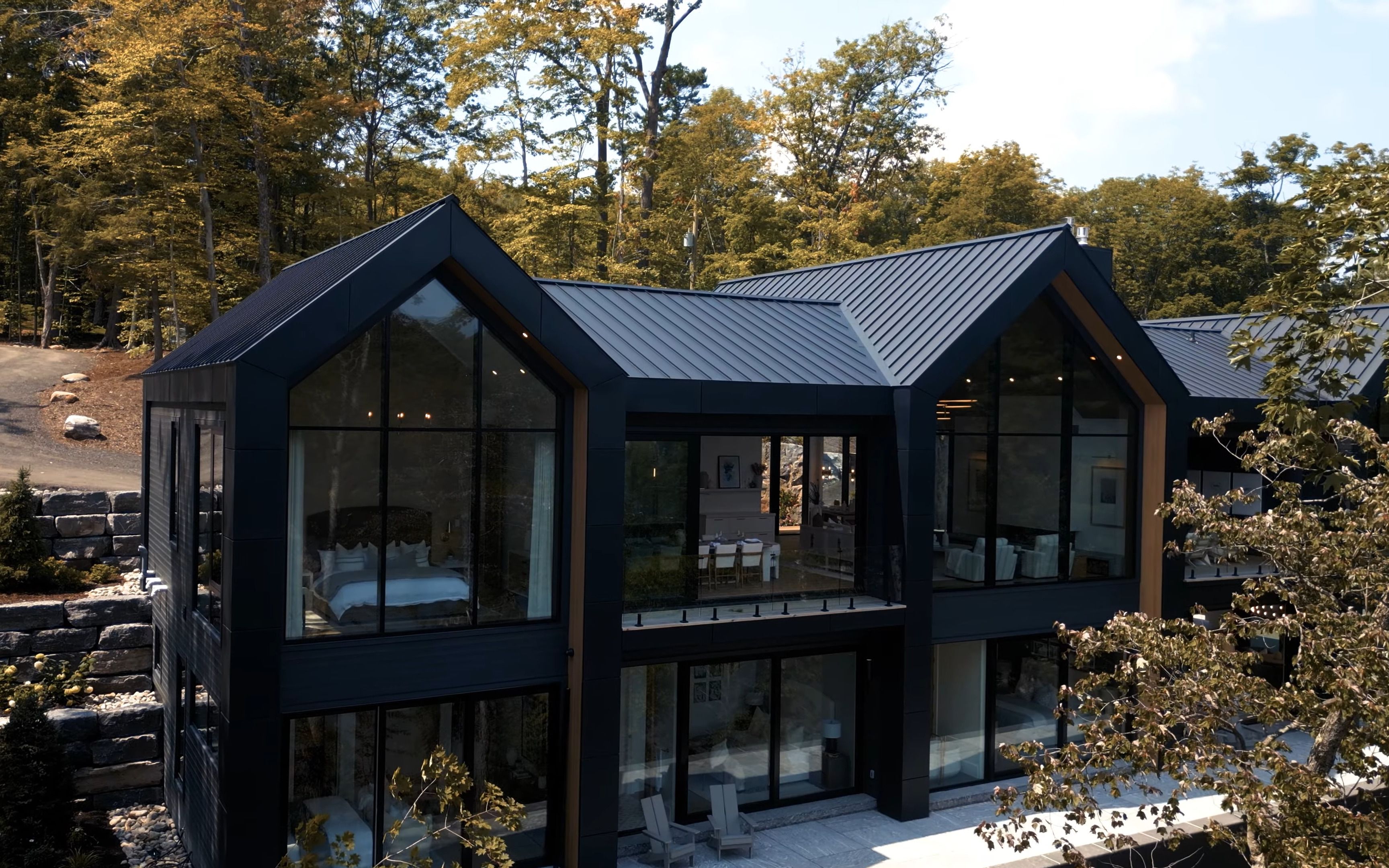 在加拿大马斯科卡的简洁现代的黑色湖滨别墅