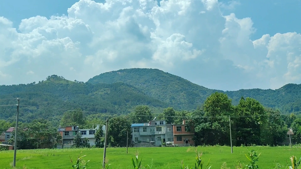 [图]怀念在小县城与在大山深处的家乡，天空晴朗，抬头是蓝色，环绕是绿色