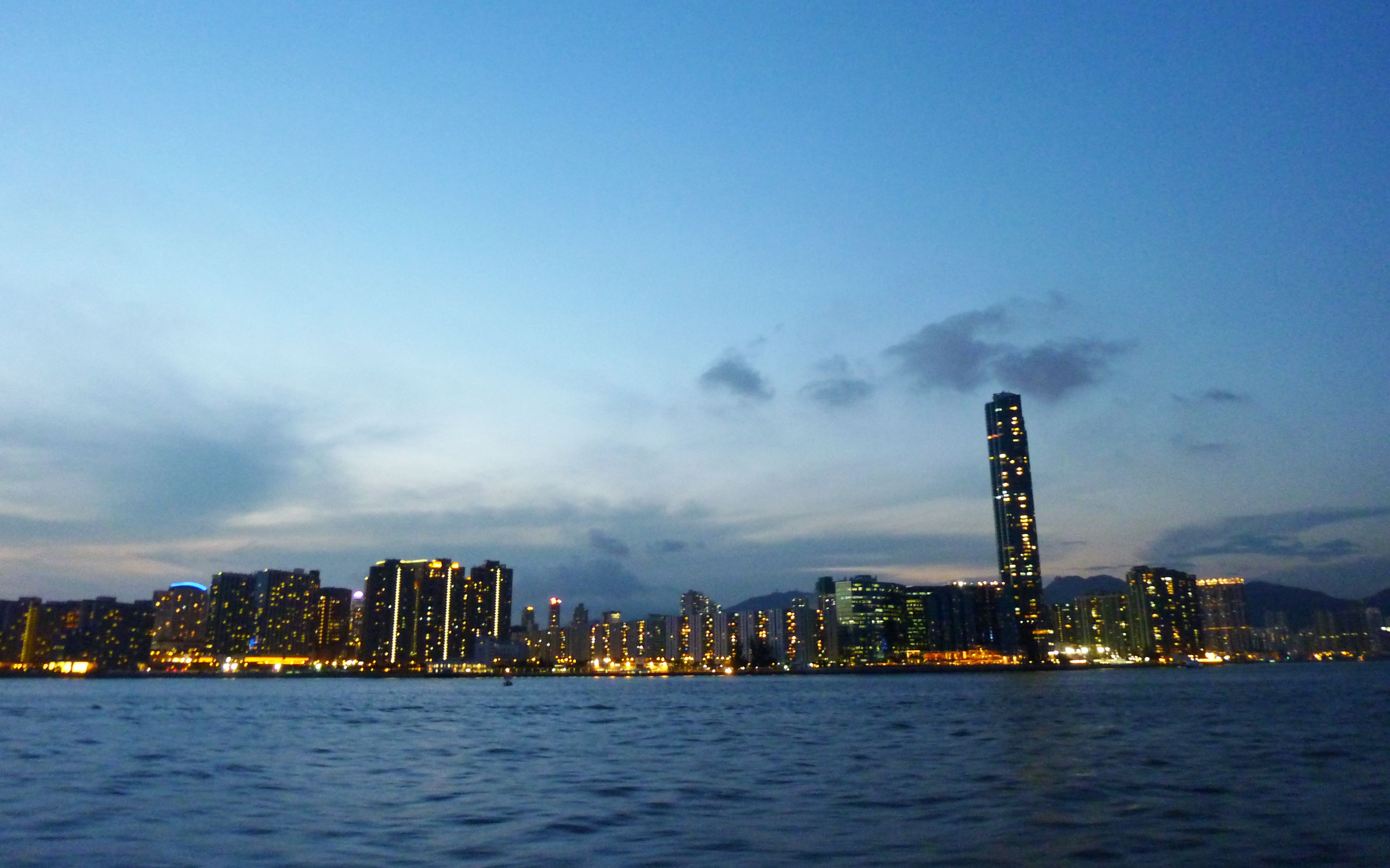香港维多利亚港璀璨夜色,是到香港旅行必来欣赏的一大景点