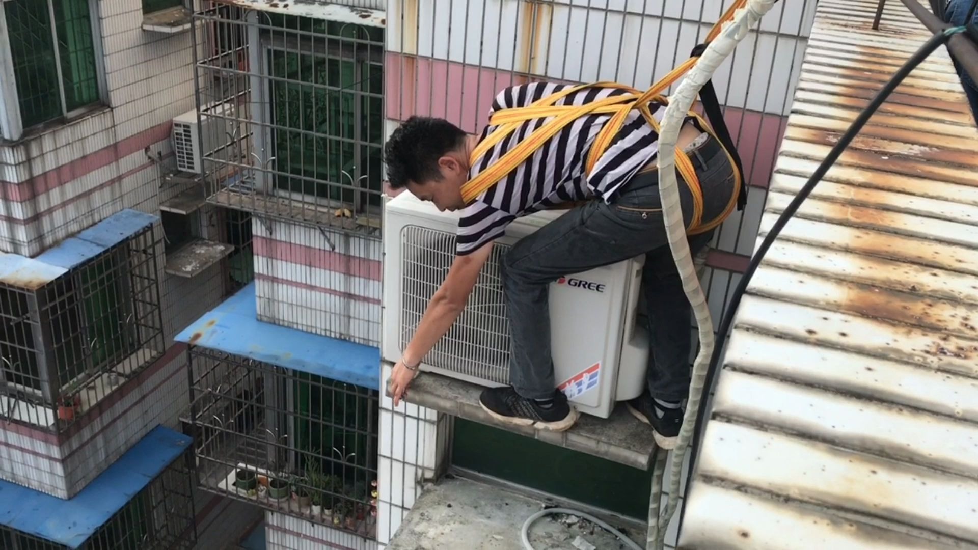 花了两百元让搬家公司拆空调,网友评论,空调可以报废了_哔哩哔哩 (゜