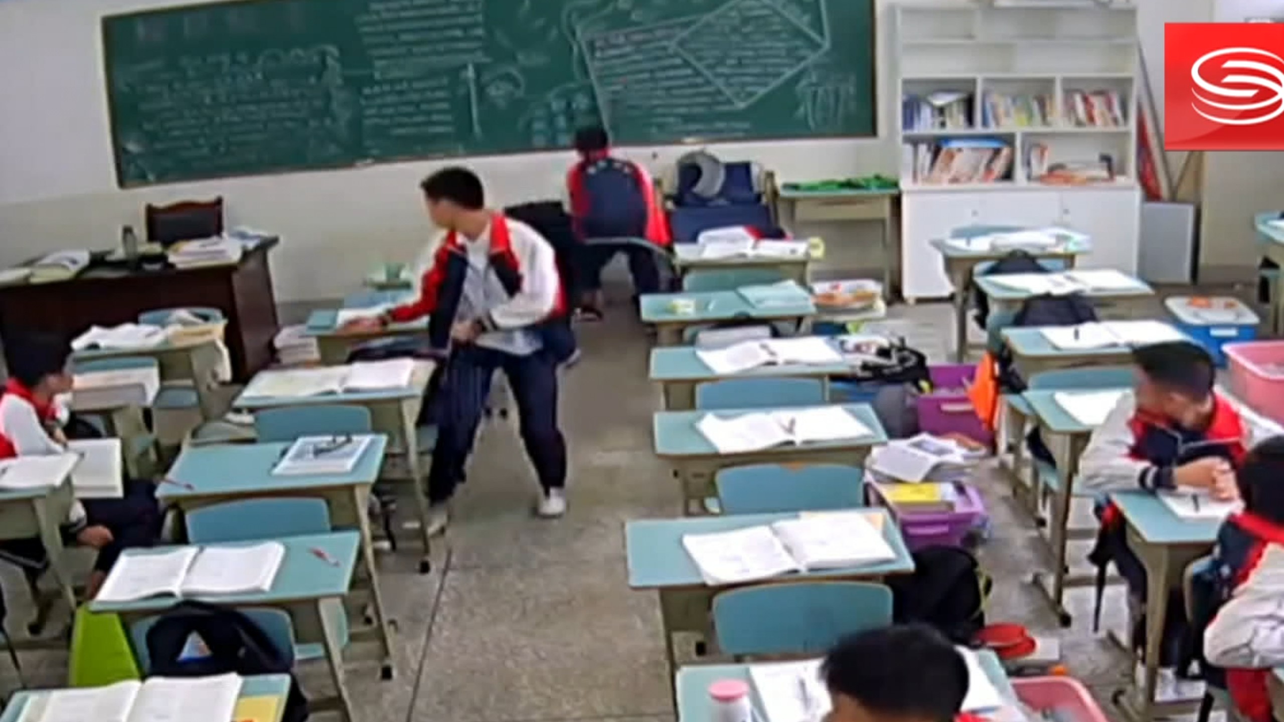 学生因为受到老师批评就用砖头打老师头部15下导致死亡 当年离谱案件
