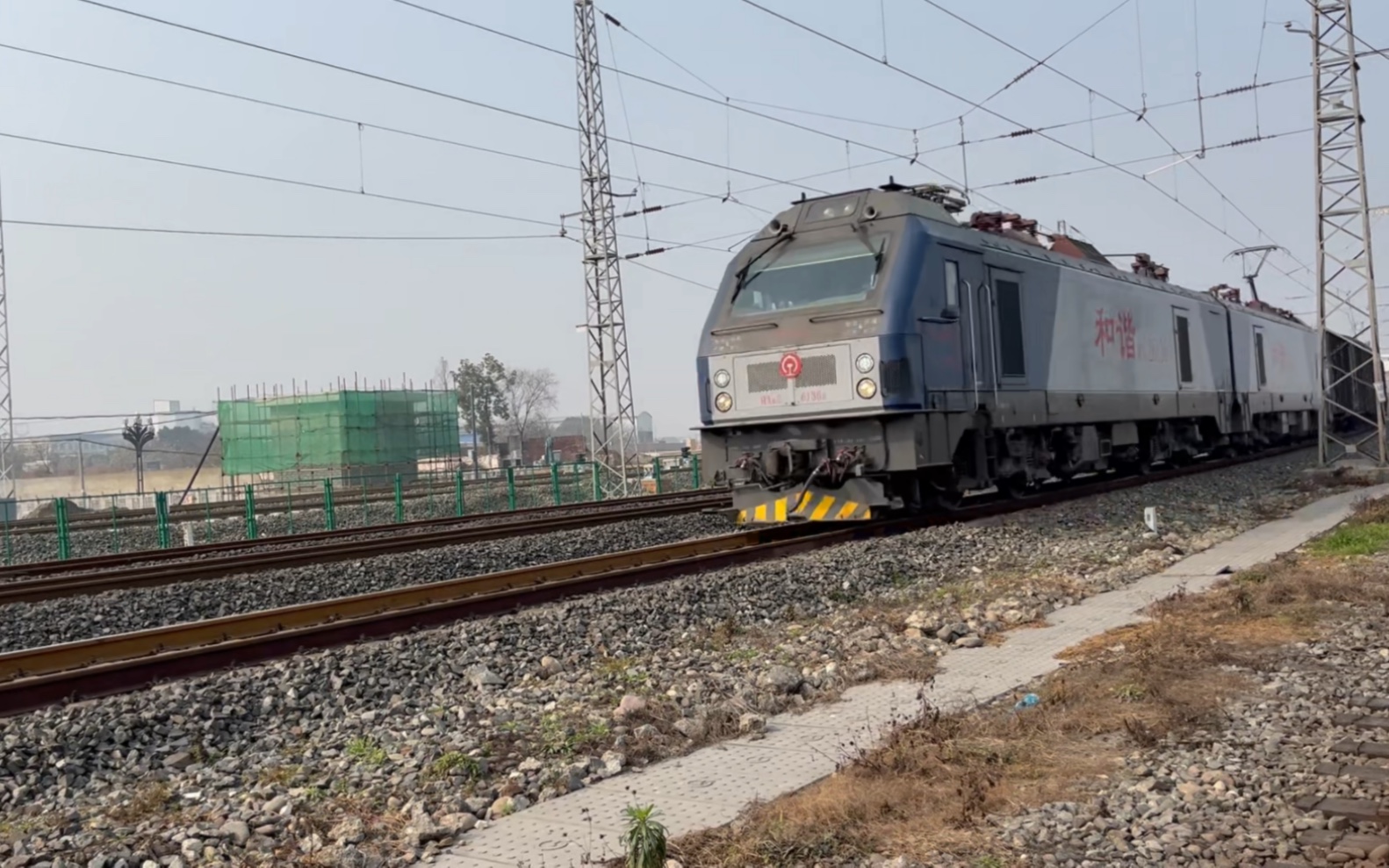 【大弯镇站】西局安段hxd2 6136牵引货列加速通过大弯镇站去达成铁路