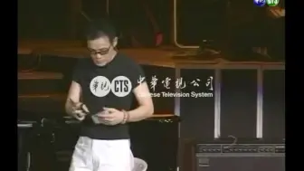 下载视频: 罗大佑2004年演唱会现场剪碎美国护照