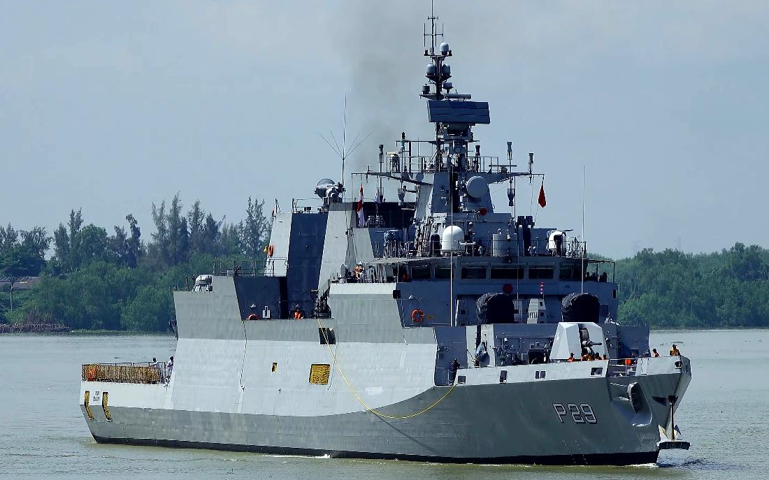 【印度海军】卡莫尔塔级护卫舰"卡德马特"号(p-29)通过河道(2022/7)