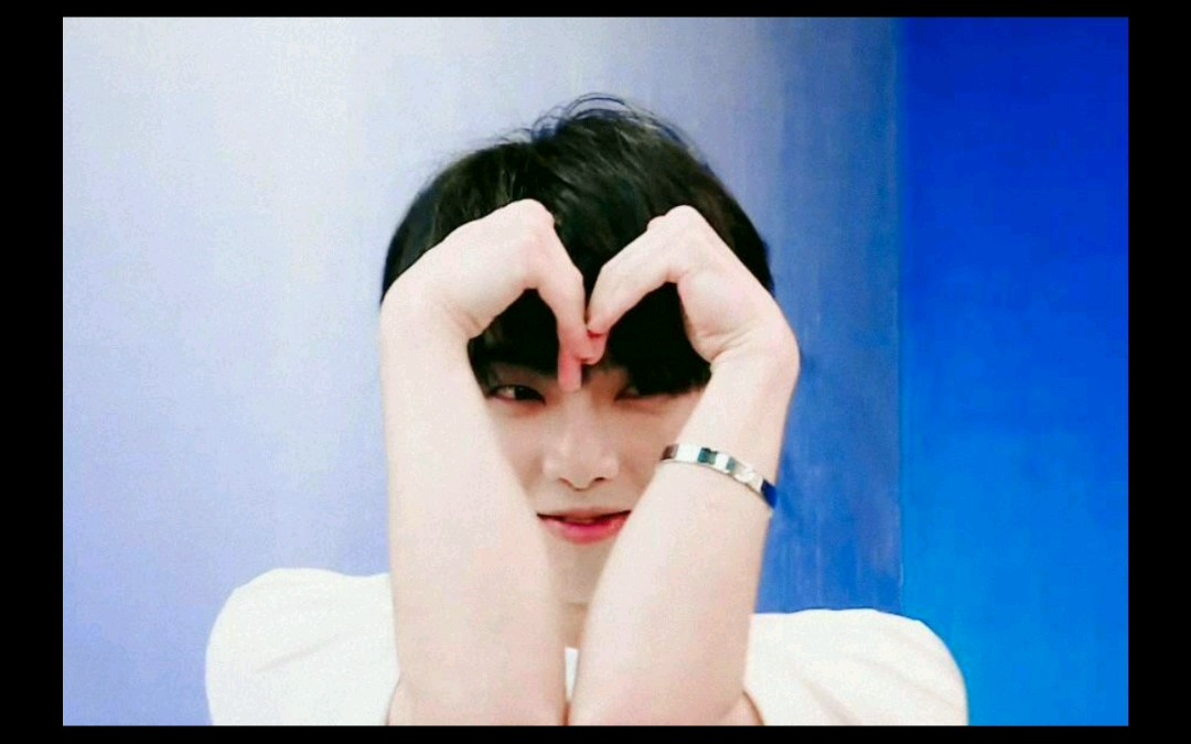 华晨宇高甜向比心飞吻