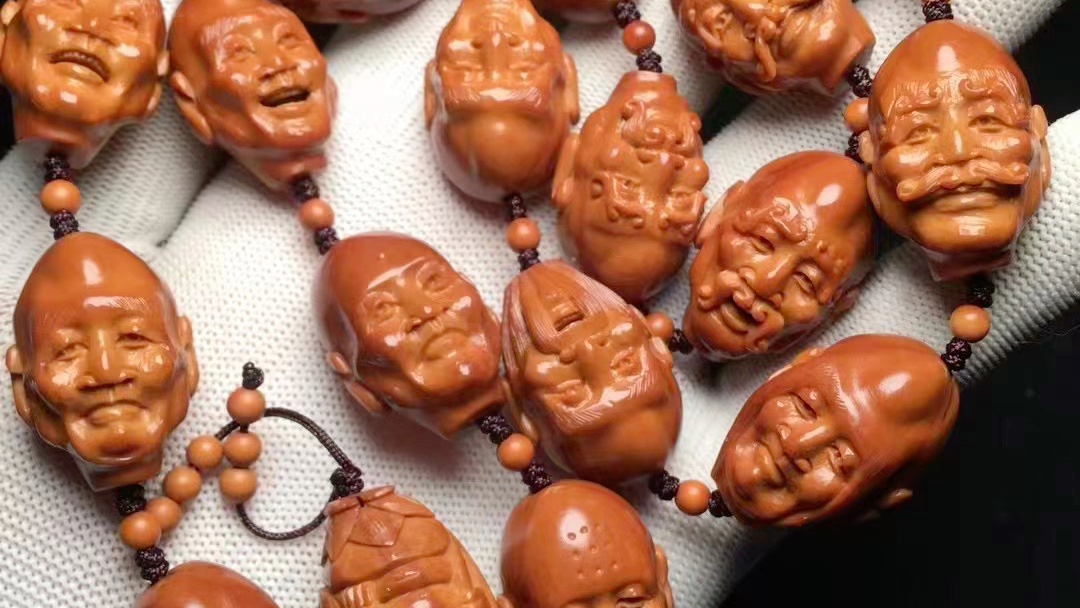 橄榄核雕刻名家钟火元老师高徒李根本工雕刻十八罗汉