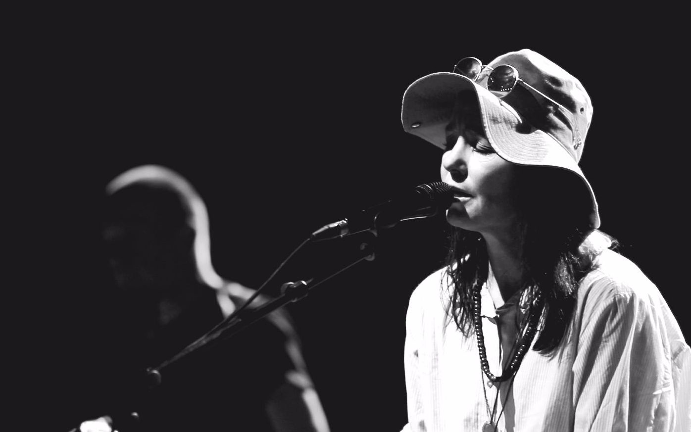 现场曾被天后王菲翻唱成中文歌曲乘客的英文歌曲goinghome苏菲珊曼妮