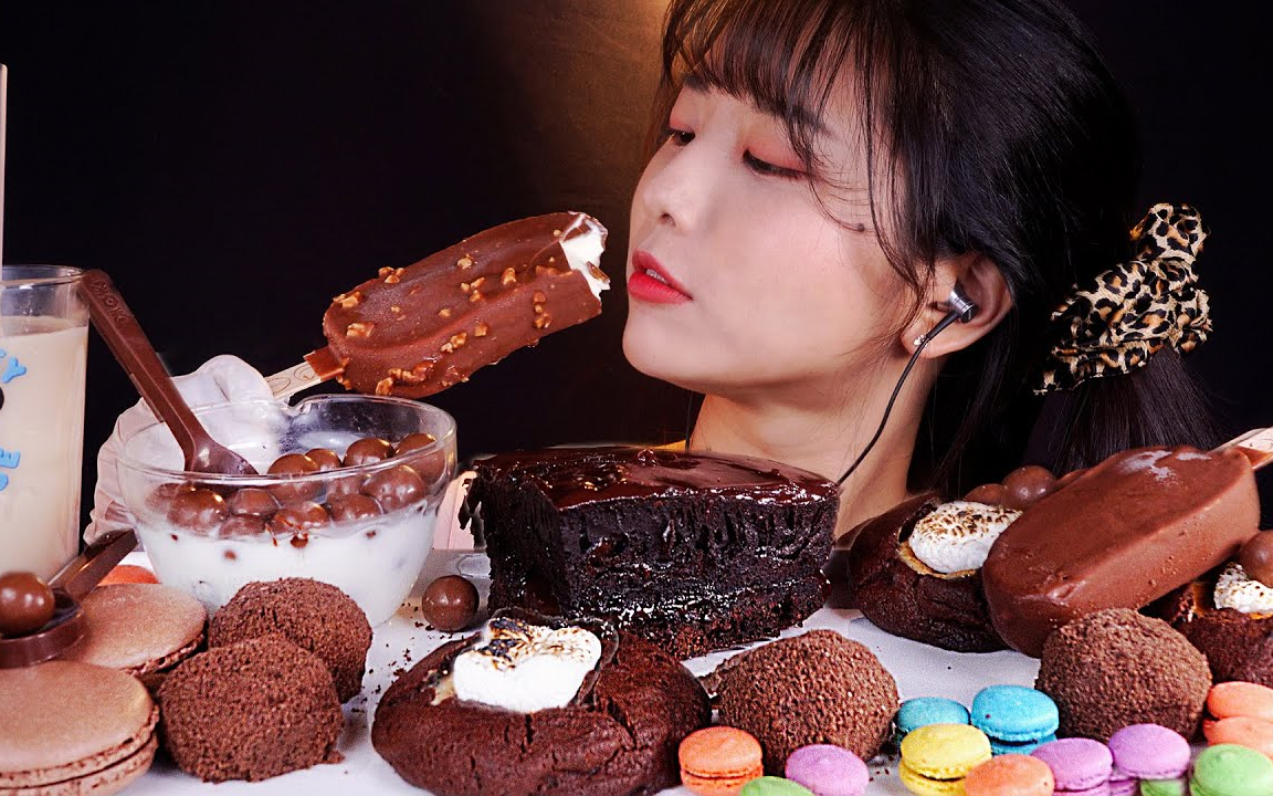 suna78韩国姐姐吃溏心蛋糕巧克力雪糕嗦一大口