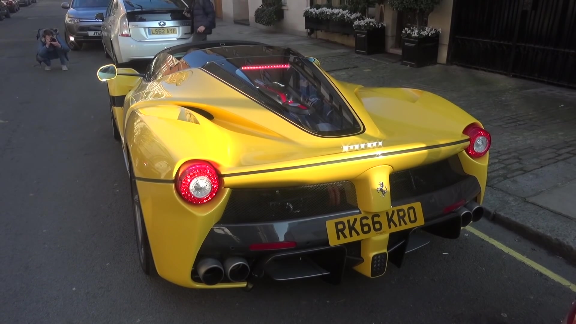 girl driving laferrari aperta in london 法拉利拉法_哔哩哔哩_bili