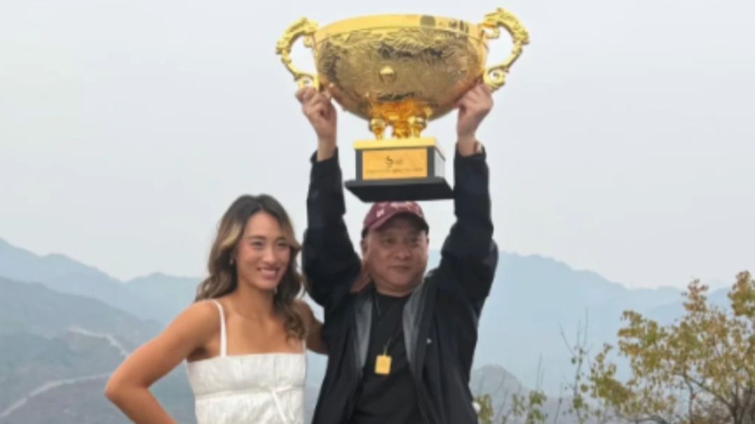 郑钦文爸爸又抢戏！长城上高举奖杯，过冠军瘾，女儿一旁笑了