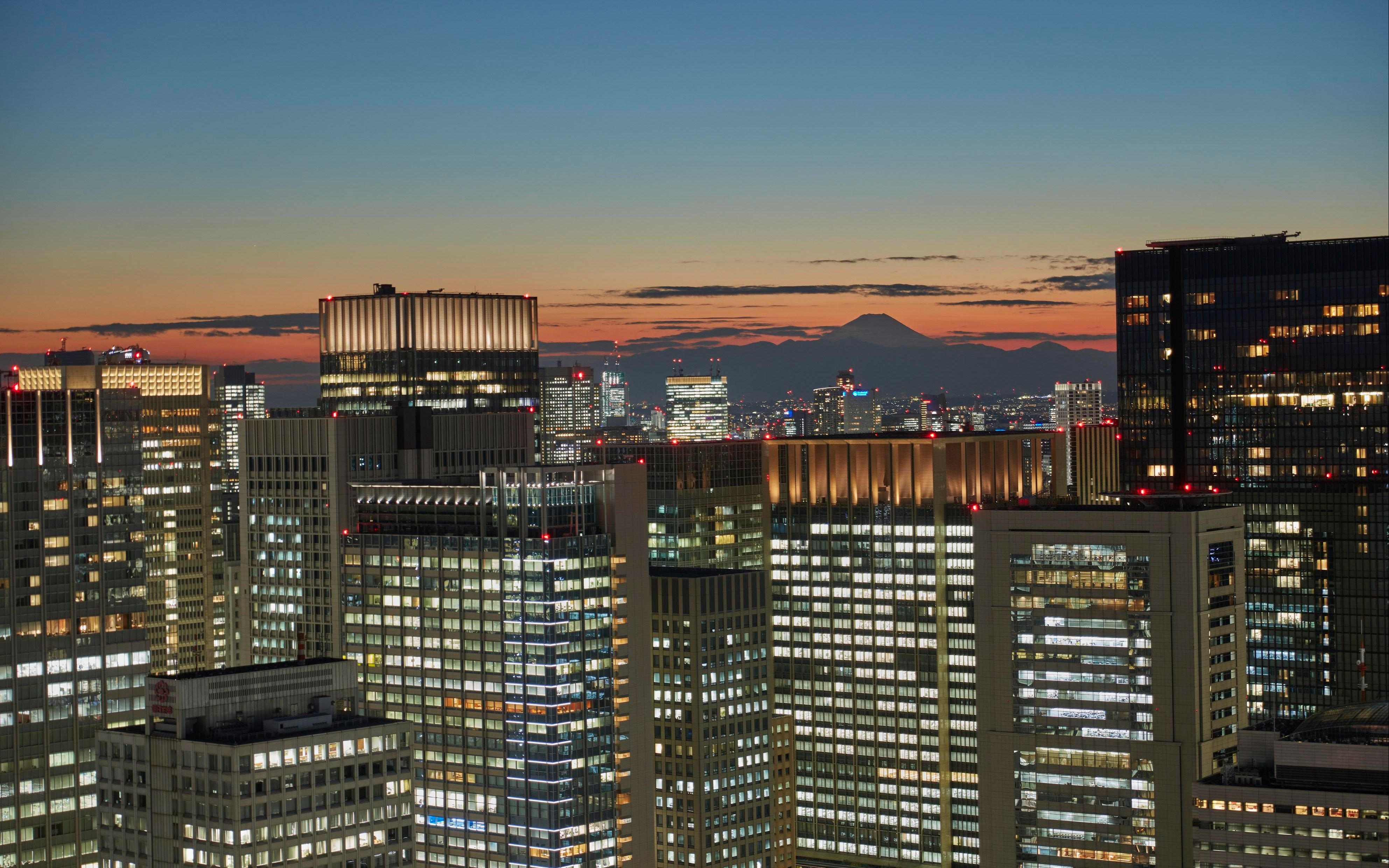 在东京城市文华东方酒店房间内看窗外摩天大楼夜景灯光