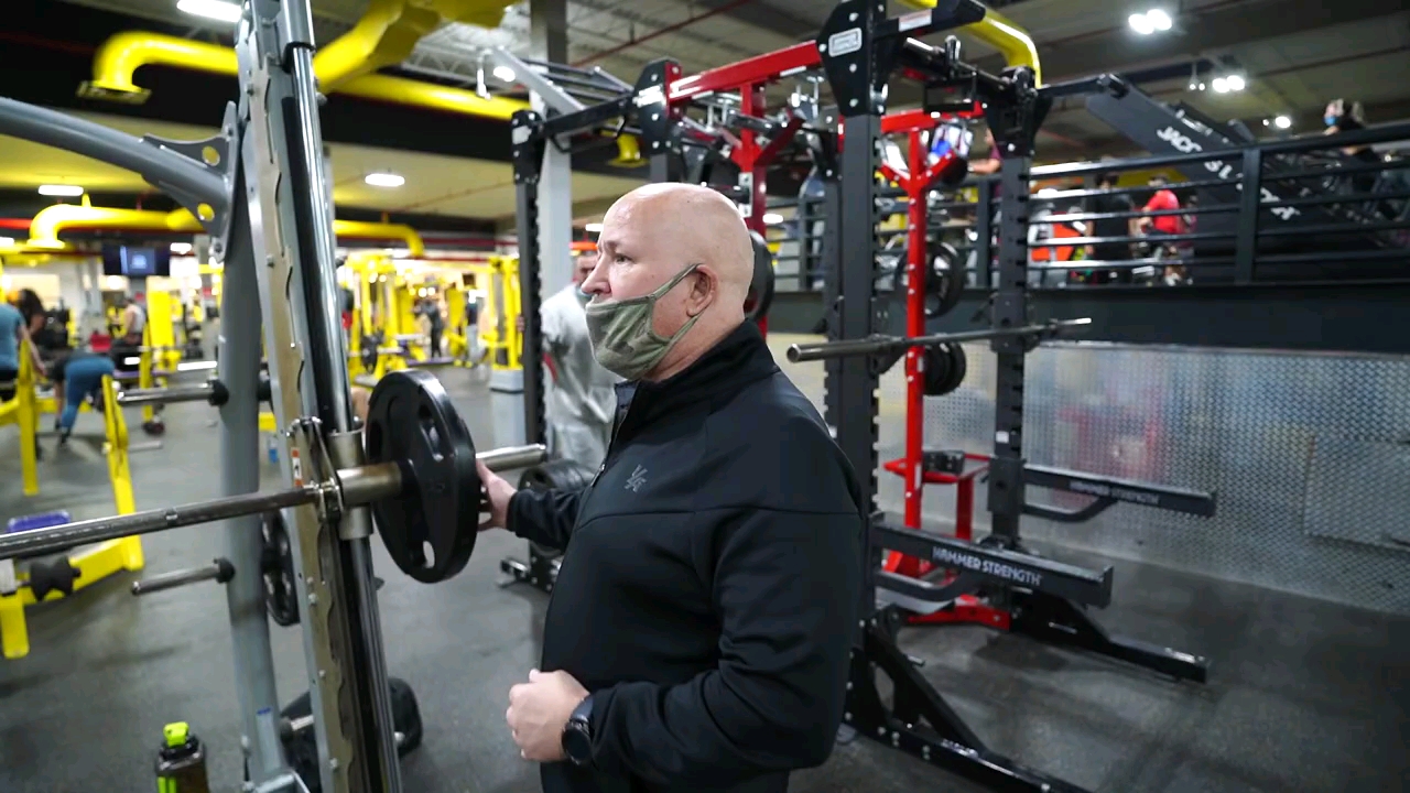 shaun clarida和维克·多马丁内兹一起练手臂