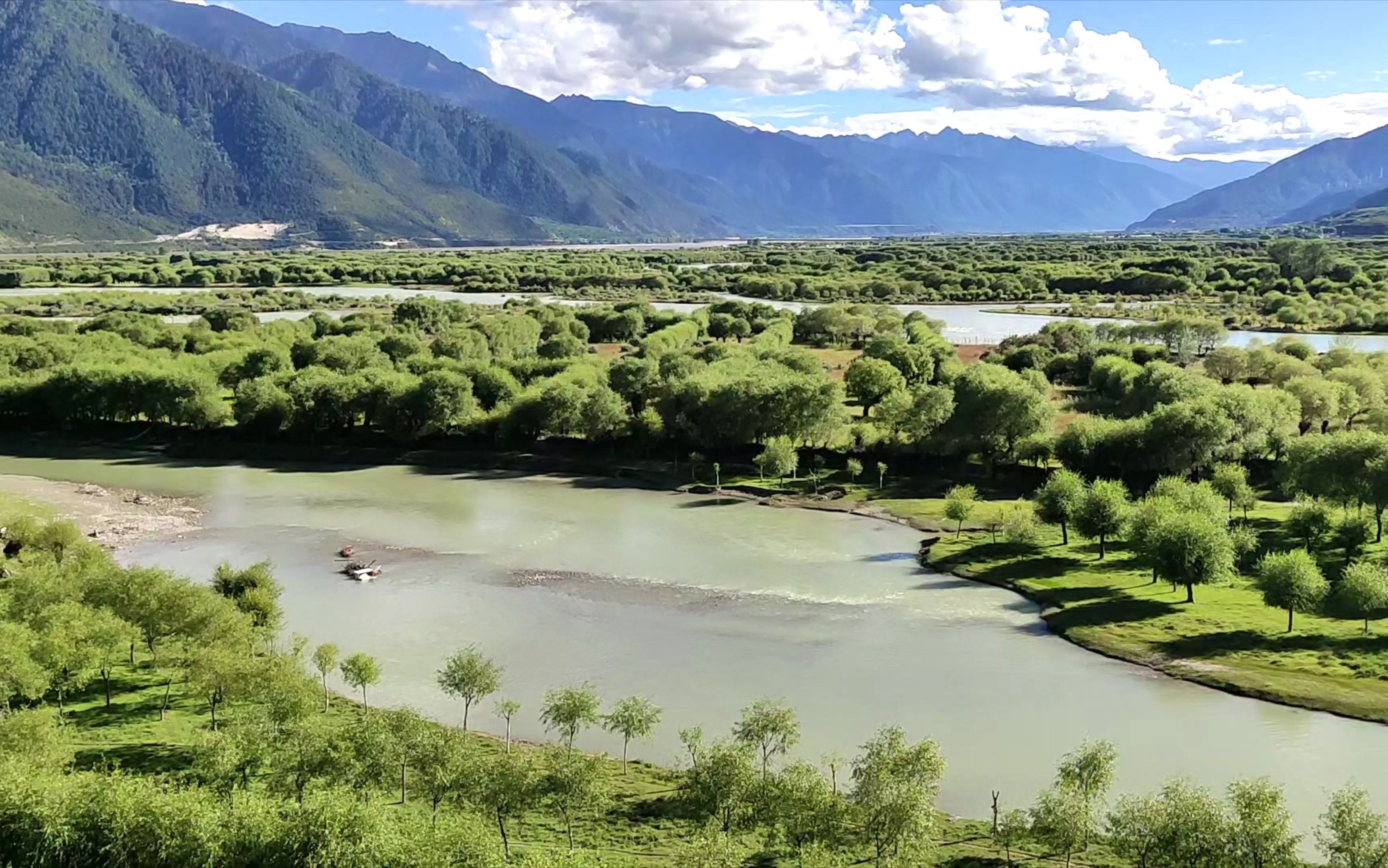 雅尼风光带,尼洋河湿地公园,苯日神山下雅鲁藏布江江水和尼洋河河水在
