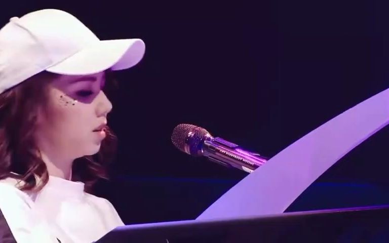 【邓紫棋】邓紫棋钢琴弹唱《我只在乎你》,国语台语轮番夹击,直戳心脏