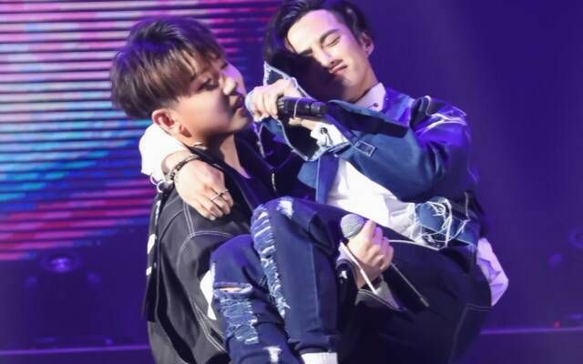 腐?男男mv混剪 亲亲?抱抱?举高高?水下吻戏?