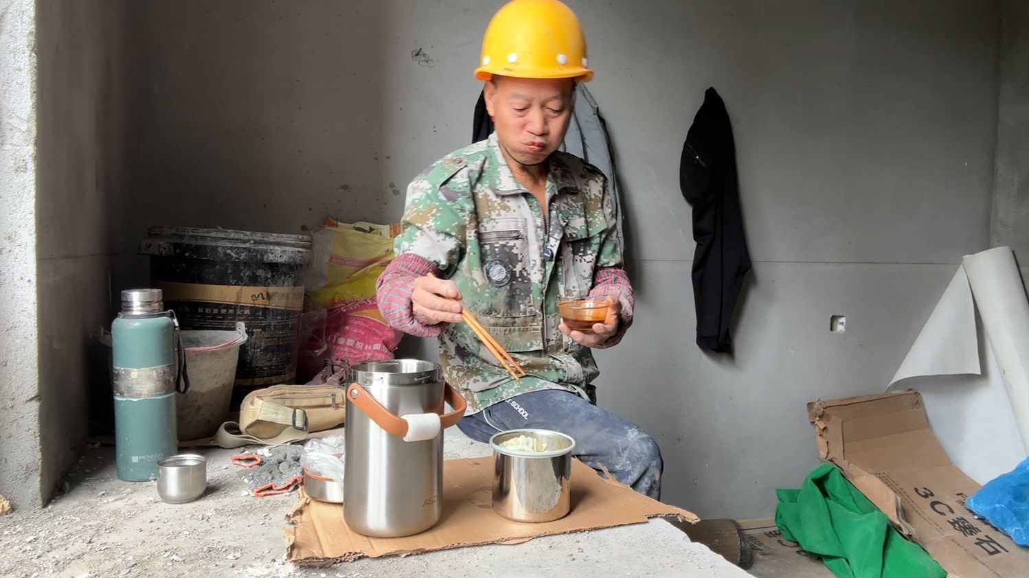 工地上中午吃25个饺子，干活是累的，喝点甜的