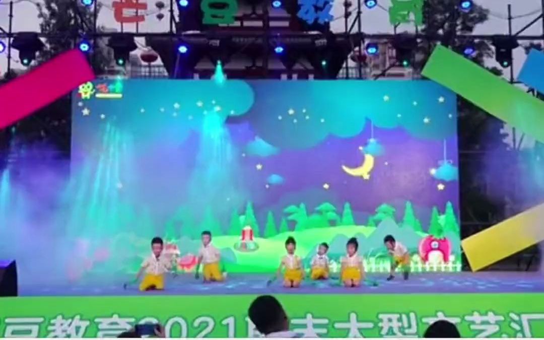 [图]幼儿园舞毕业舞蹈，我们不想长大，幼儿园小班中班大班小学均可跳 抖音热点宝 少儿舞蹈 我要上热门 震撼开场 舞台演出 毕业典礼 记录精彩瞬间 最难忘的瞬间 回忆杀