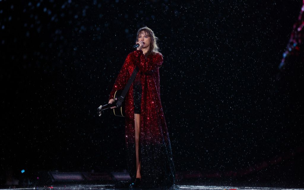 黴黴taylor swift今天巡演表演了《red》-2023版本-下雨還堅持表演.