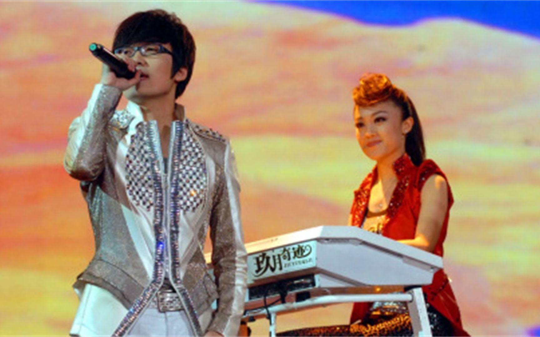 神级洗脑现场!玖月奇迹双排键演奏《沙漠骆驼》,果断单曲循环!