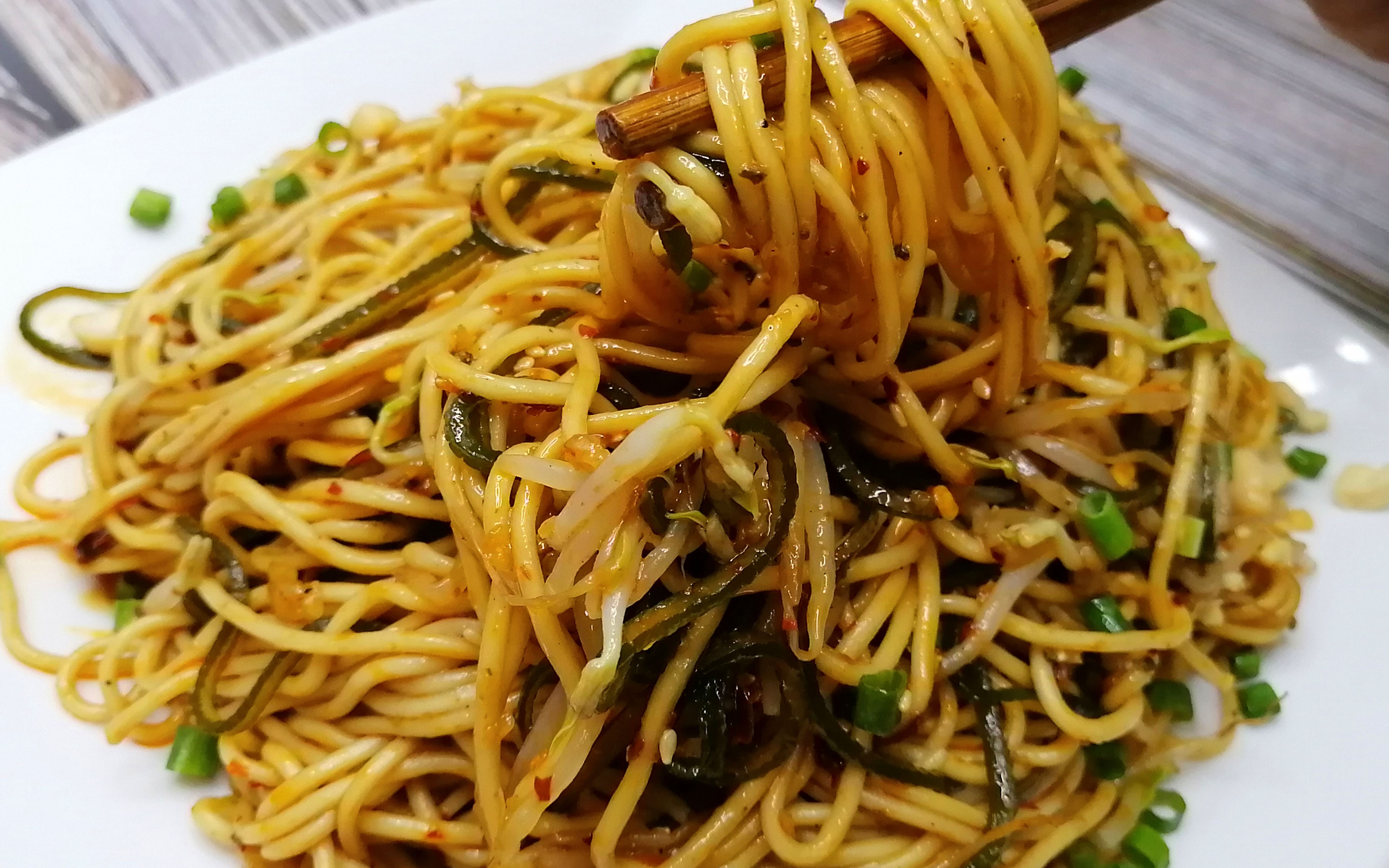 夏日炎炎,胖娃教你做麻辣过瘾的凉面,地道重庆味,包你胃口大开_哔哩哔