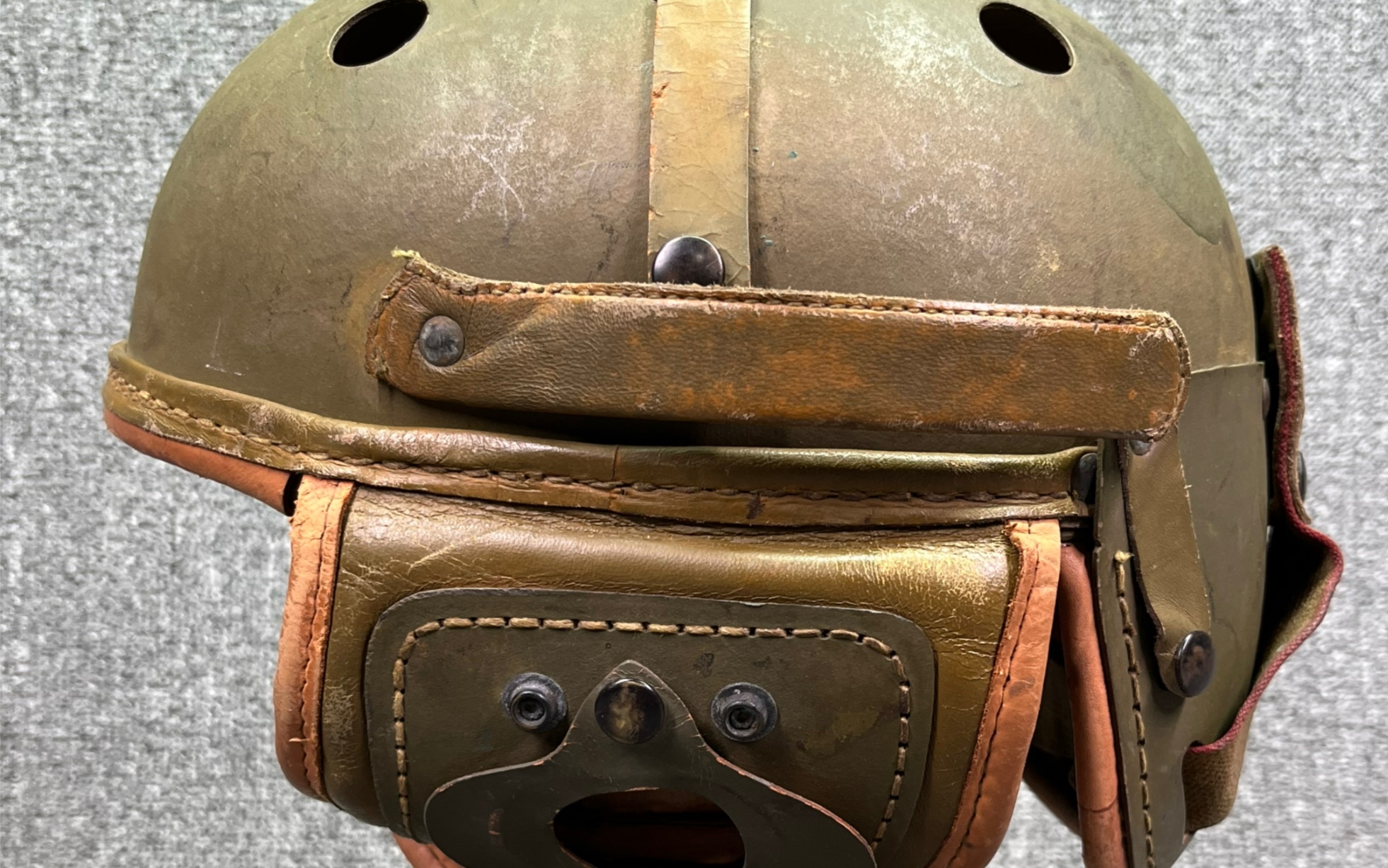美军二战期间使用的装甲兵盔